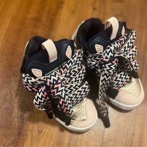 Only worn once - size 31 EU (13.5 US) kids